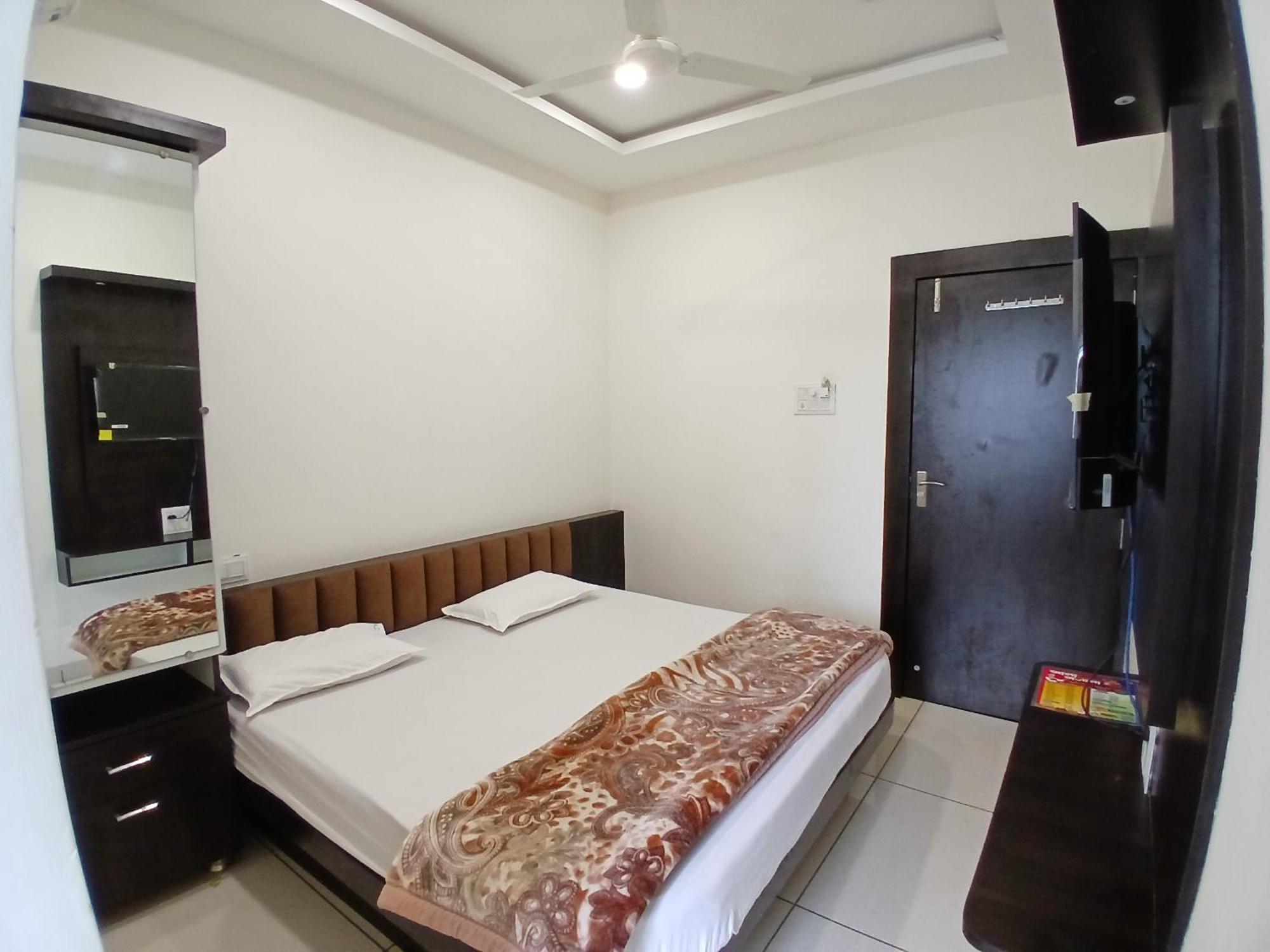 Hotel Jyoti Shree Уджайн Екстериор снимка