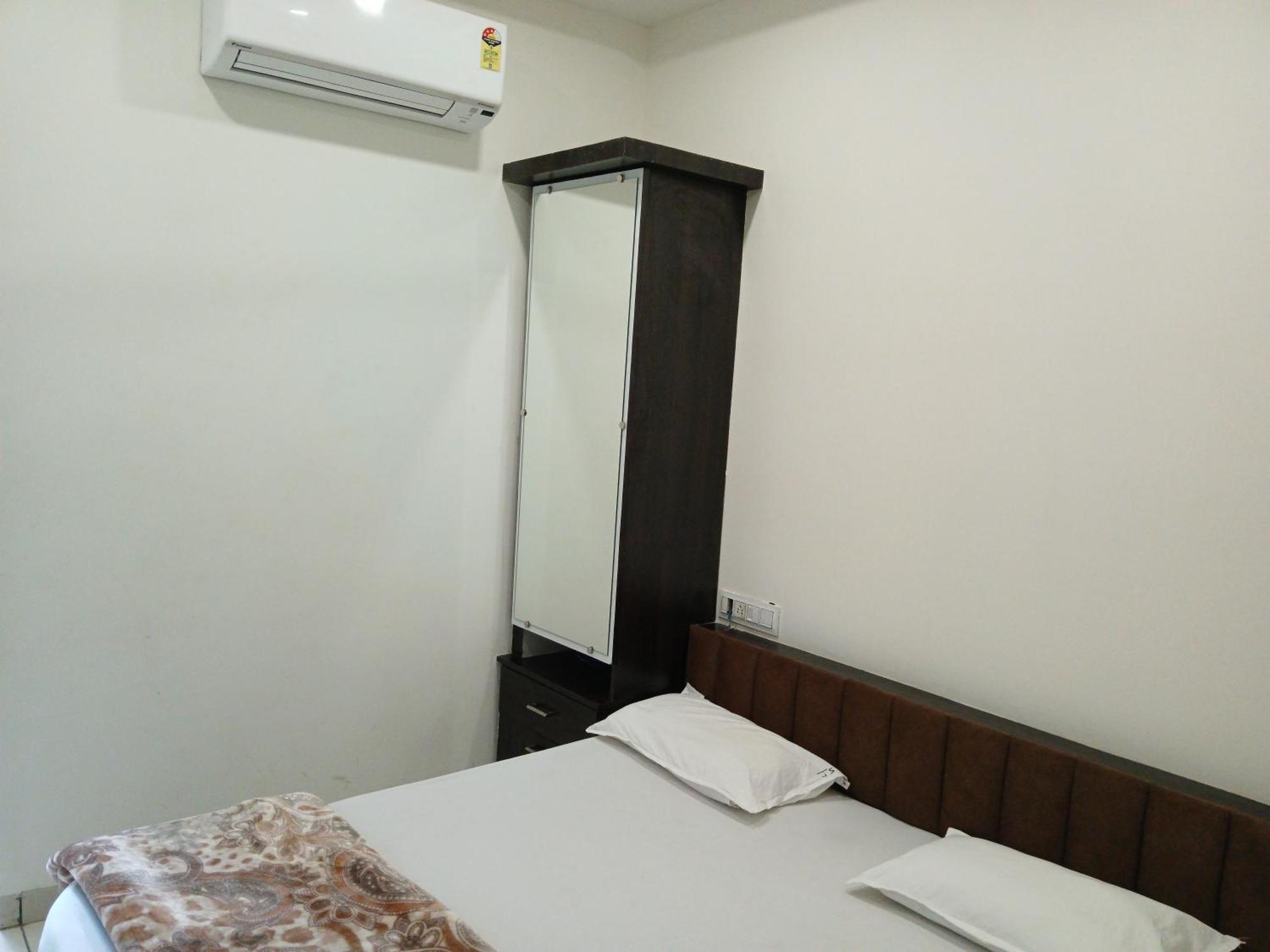 Hotel Jyoti Shree Уджайн Екстериор снимка